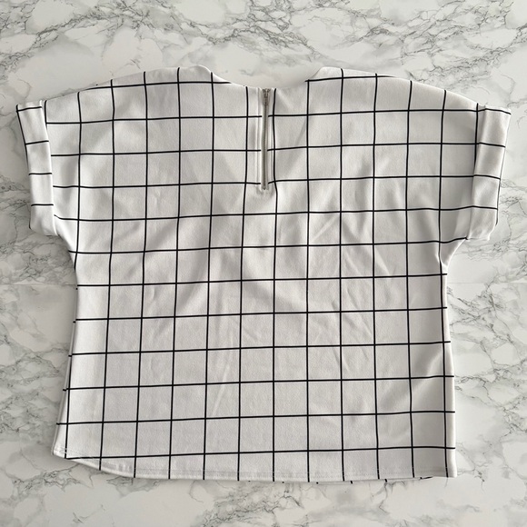 Oversized Grid Pattern Top - Picture 2 of 3